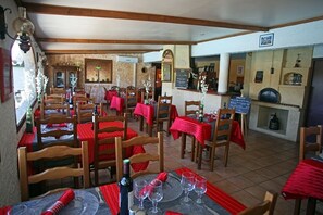 Se sirven almuerzos y cenas, cocina regional