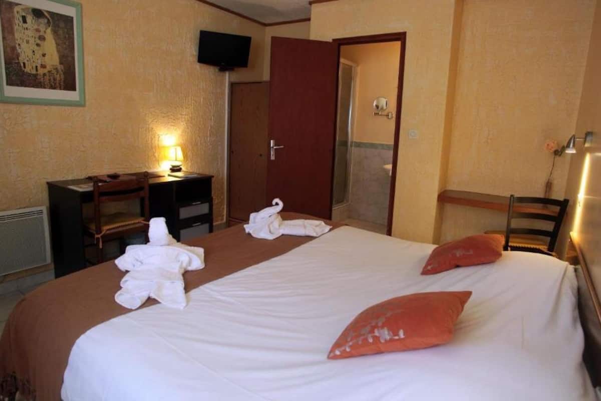 Standard Double Room | Desk, blackout drapes, soundproofing, free cribs/infant beds