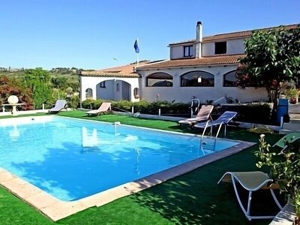 حمّام سباحة خارجي، مفتوح من 10 صباحاً إلى 8:00 مساءً، مقاعد للتشمس