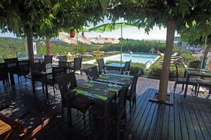 تقديم الغداء والعشاء، الأطباق الإقليمية