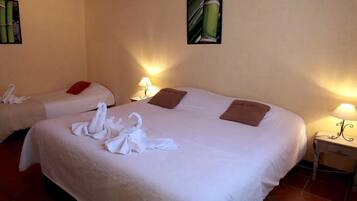 Quadruple Room | Desk, blackout drapes, soundproofing, free cribs/infant beds