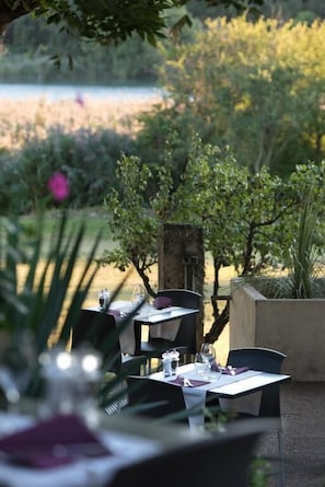 Terrace/patio - Hôtel Les Vieilles Granges (Granges-les-Beaumont)