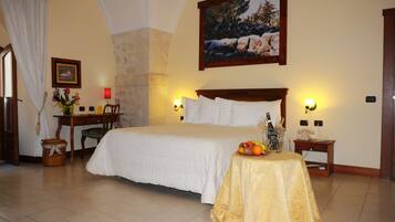 Deluxe Quadruple Room | In-room safe, desk, soundproofing, cots/infant beds