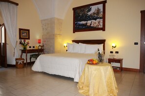 Deluxe Quadruple Room | In-room safe, desk, soundproofing, cots/infant beds
