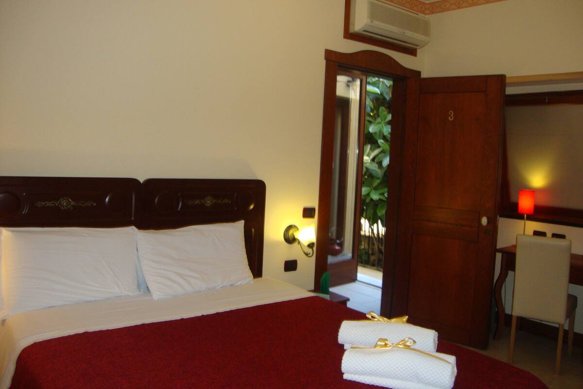 Deluxe Double or Twin Room | In-room safe, desk, soundproofing, cots/infant beds