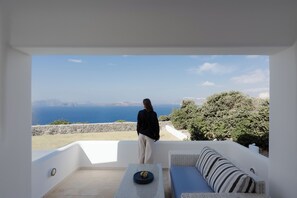 Serenity Villa with Caldera View, Heated Pool & Hot tub in Private Garden | Teres/patio