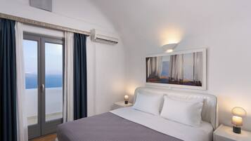 Serenity Villa with Caldera View, Heated Pool & Hot tub in Private Garden