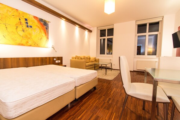 Familieleilighet, 1 soverom, kjøkken | Safe på rommet, strykejern/-brett og barnesenger (inkludert)