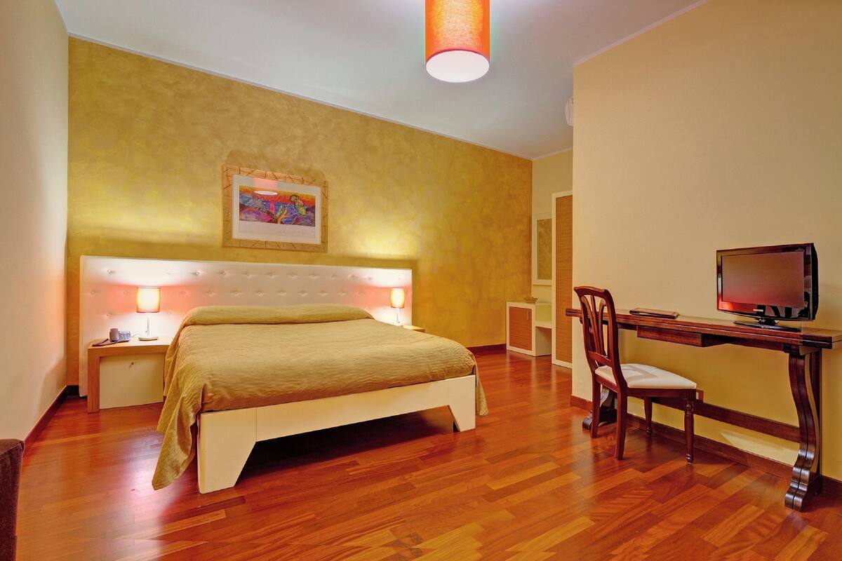1 habitación, ropa de cama hipoalergénica, cubrecamas y minibar 