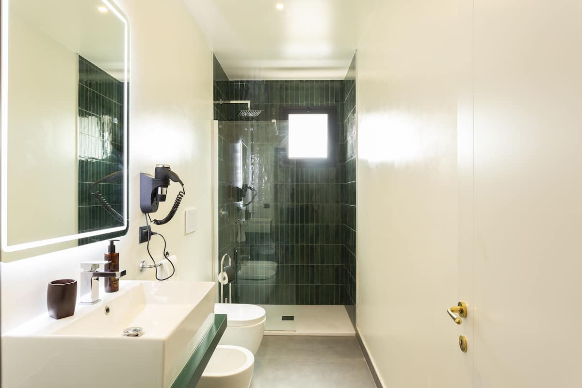 shower, rainfall showerhead, free toiletries, hair dryer