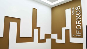 A wall with geometric patterns and the text "hostal FORNOS 2ª Planta". - Hostal Residencia Fornos (Santiago de Compostela)