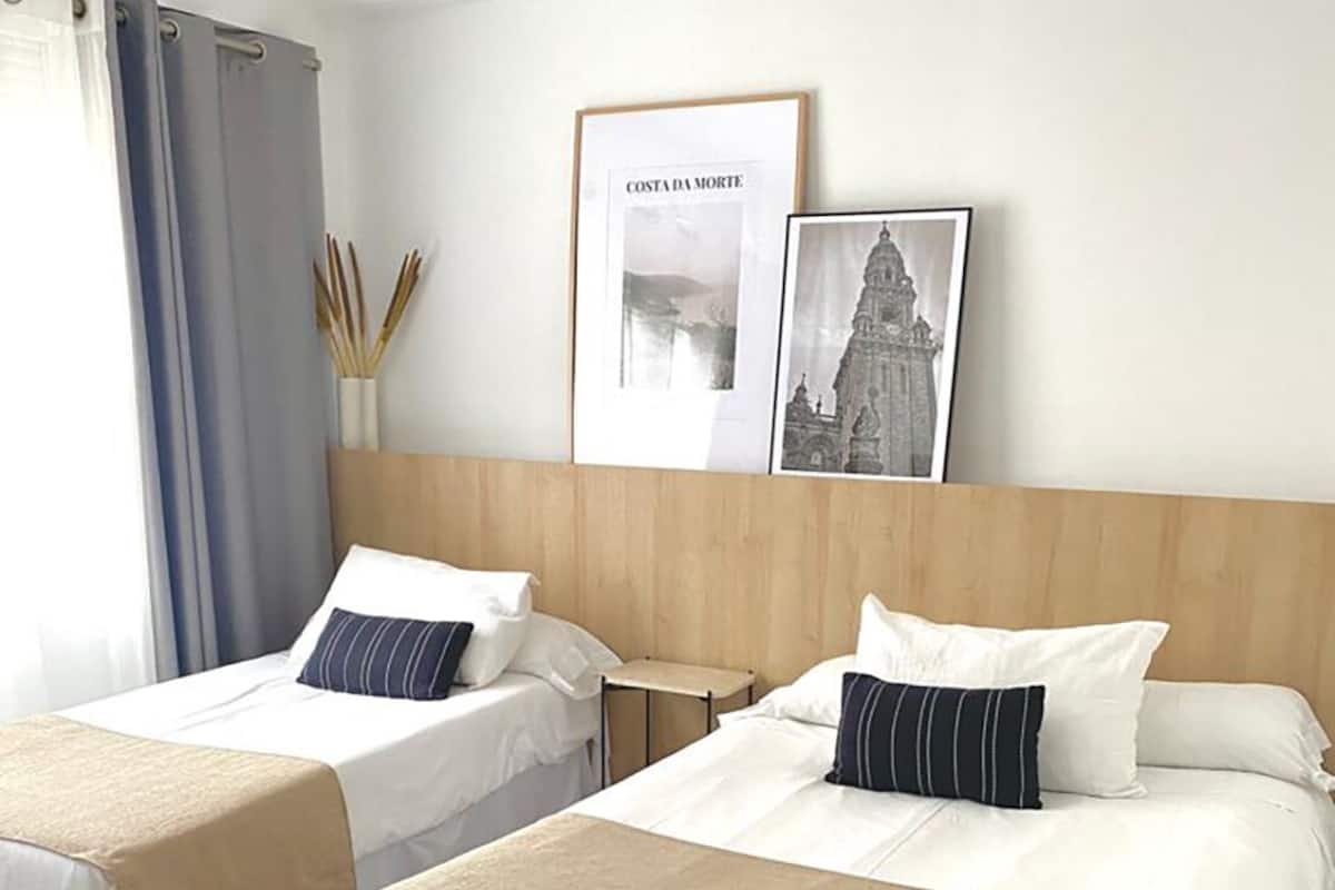 Twin kamer | Een bureau, gratis wifi, beddengoed