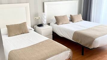 Triple Room | Desk, free WiFi, bed sheets