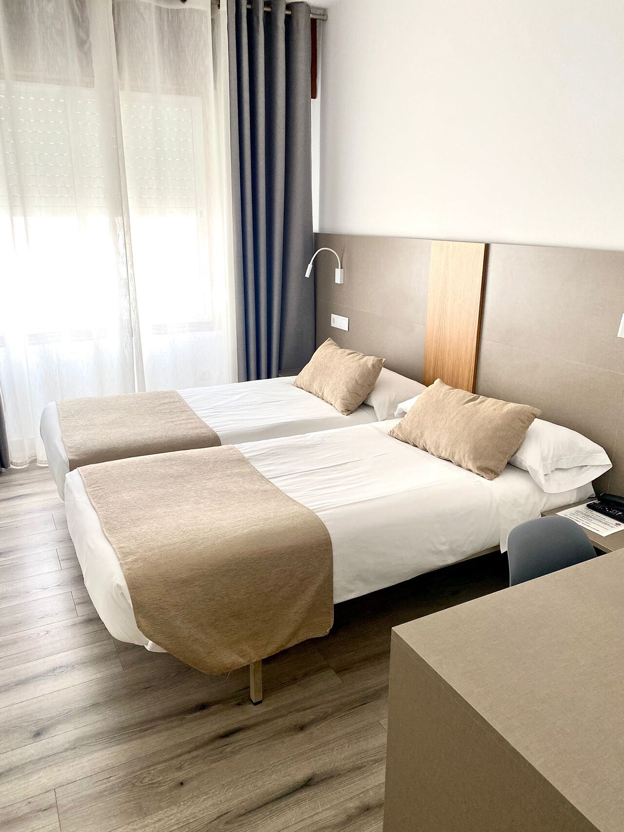 Twin Room | Desk, free WiFi, bed sheets