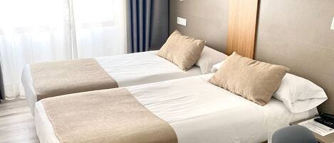 Habitación con 2 camas individuales | Escritorio, wifi gratis y ropa de cama