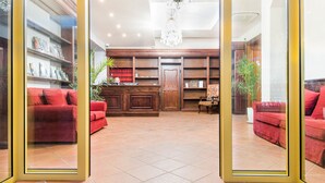 منصة إجراءات تسجيل الوصول/المغادرة