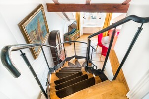 Bañera con ducha, secador de pelo, toallas