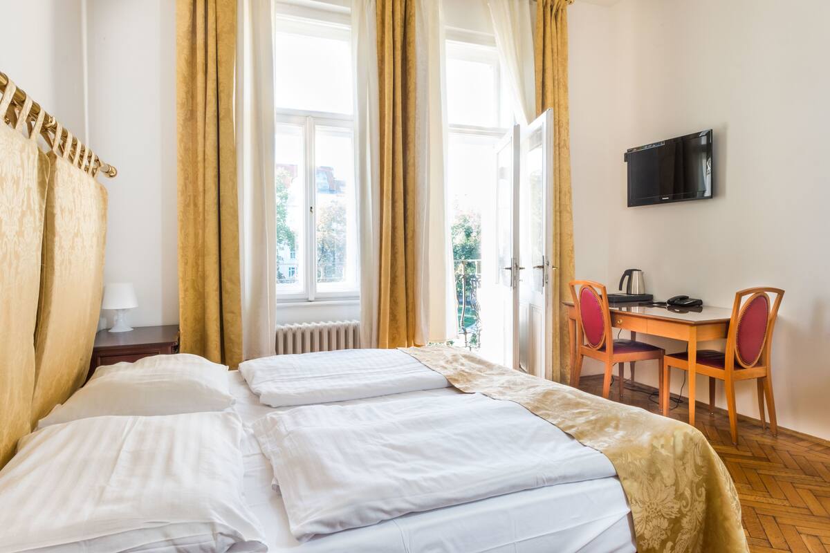 Double or Twin Room | In-room safe, desk, blackout drapes, soundproofing