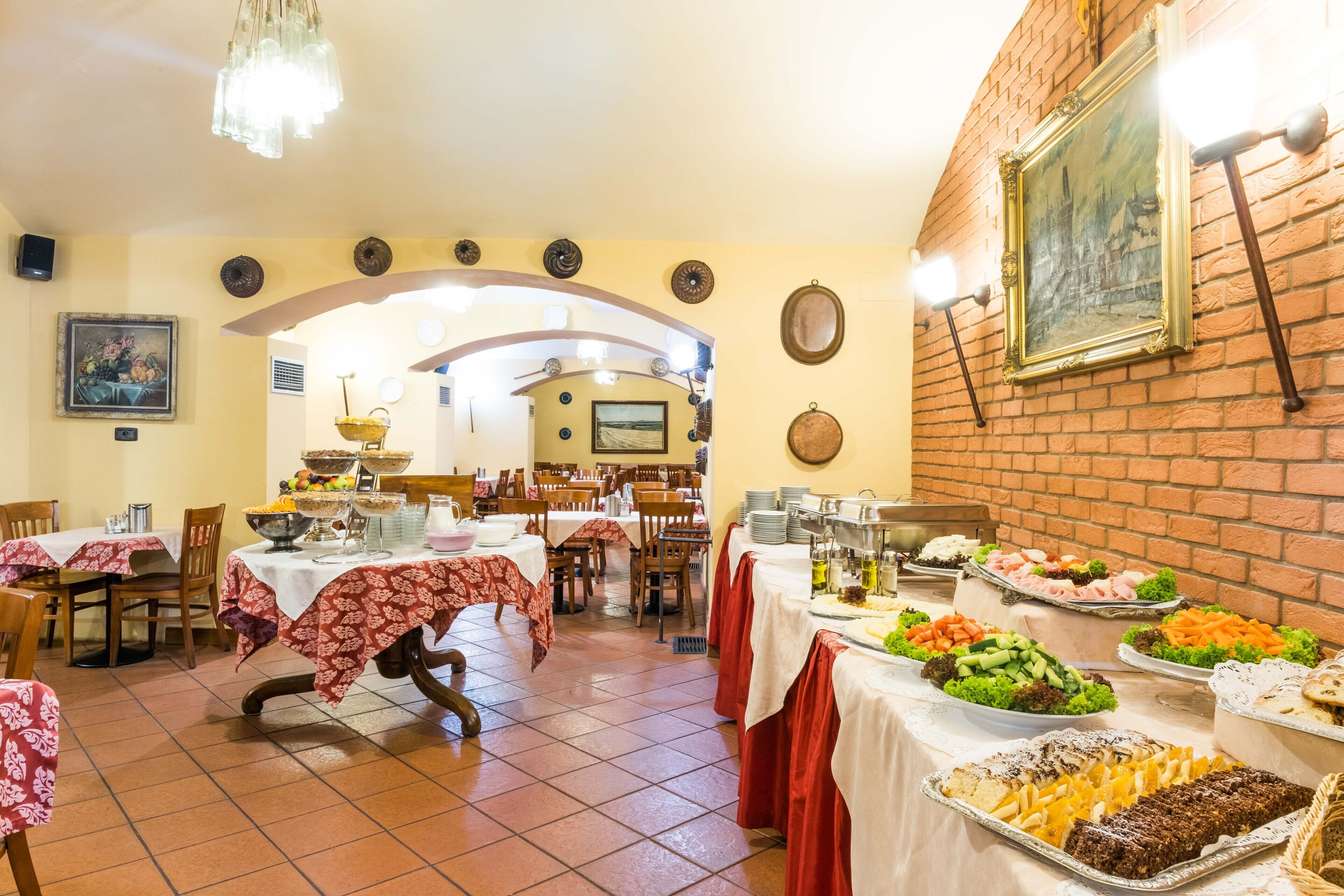 每日供应自助式早餐（每人 EUR 12）