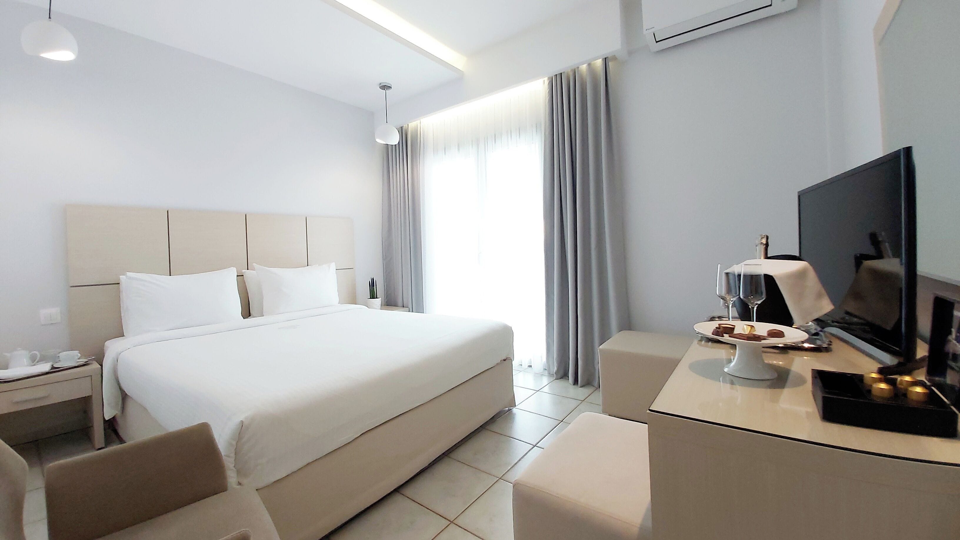 Chambre Double Supérieure | Literie hypoallergénique, couette en duvet d'oie, matelas Tempur-Pedic