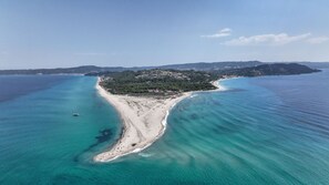 Plage à proximité, parasols, serviettes de plage