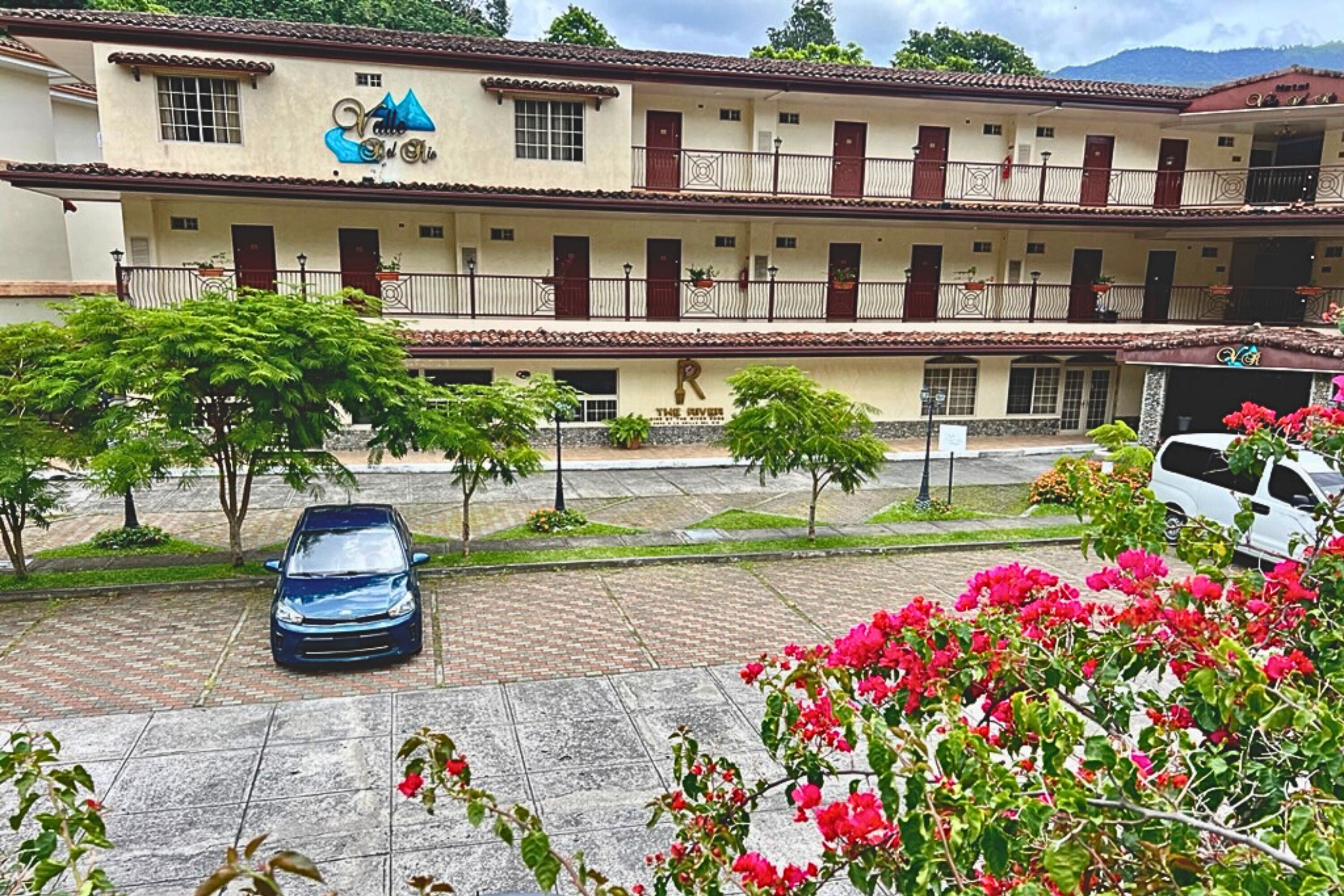 Un hôtel à plusieurs étages, doté d’un toit recouvert de tuiles et de balcons.