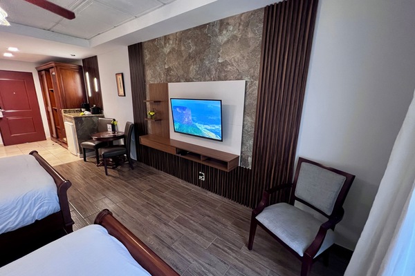 Bộ đồ giường cao cấp, nệm có lớp đệm bông, minibar