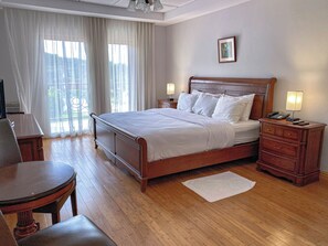 Basic Room, 1 King Bed, River View