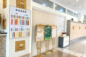A reception area with a map, a bulletin board, and a counter. - Vienna Hotel (Shenzhen Bijiashan Yinhu subway station) (Shenzhen)