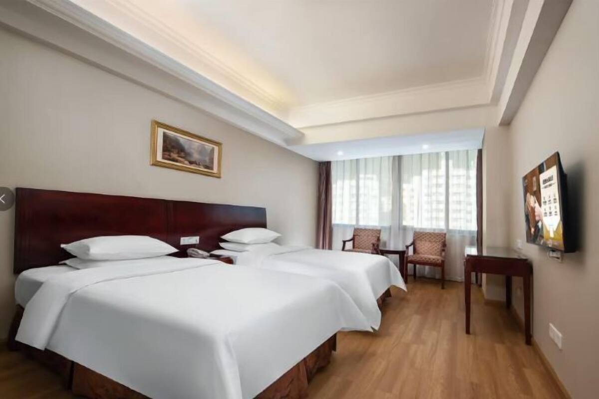 Minibar, brankas, dan jam alarm