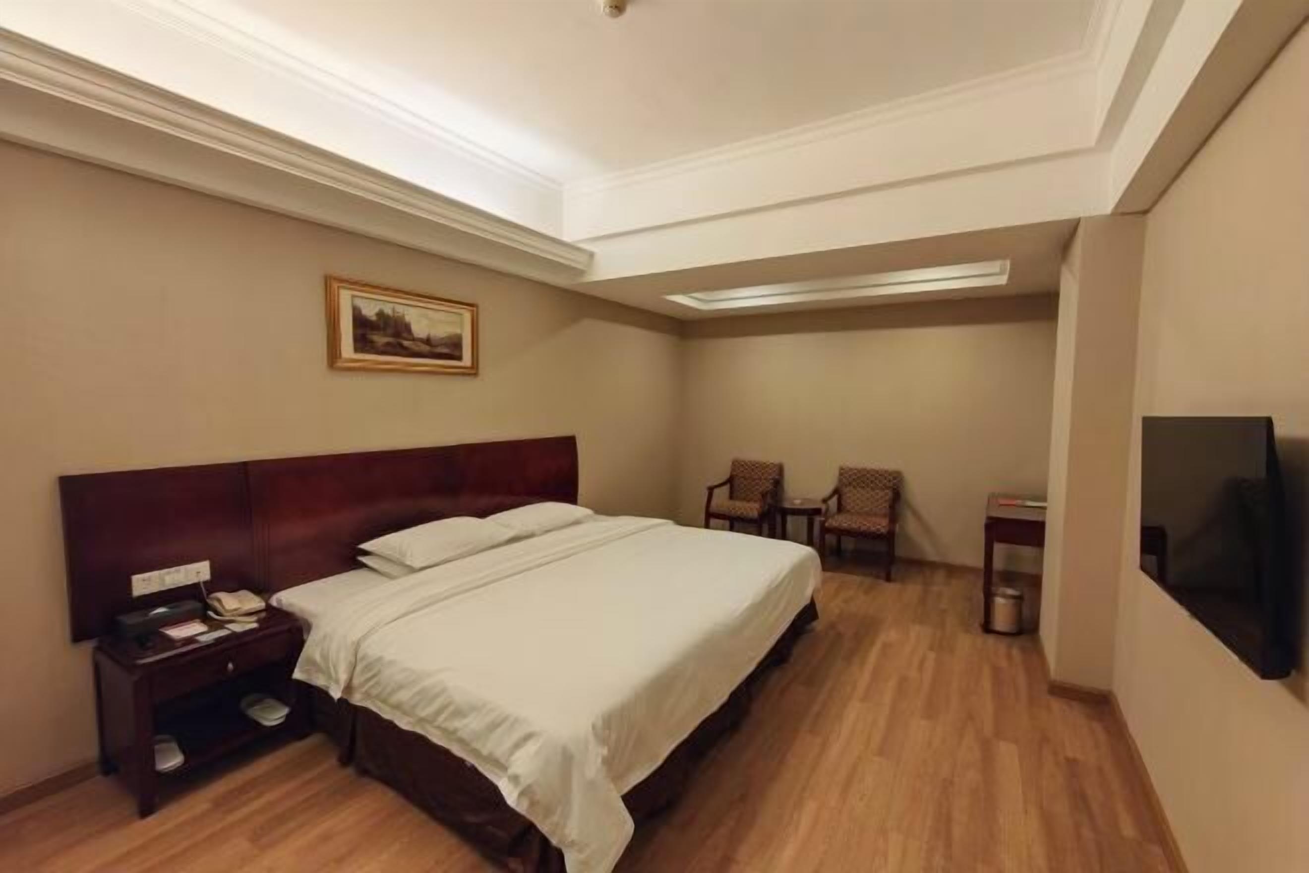 Minibar, in-room safe, alarm clocks