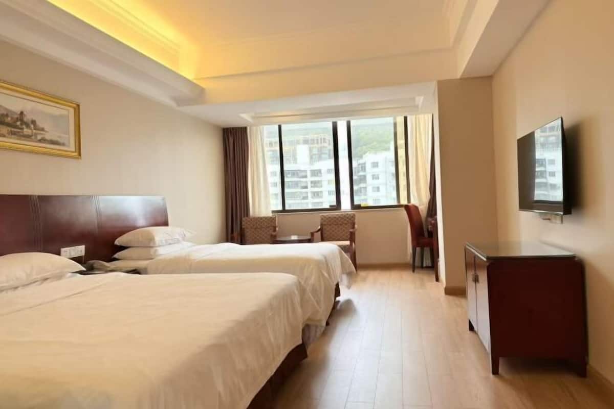 Minibar, brankas, dan jam alarm