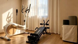 A room with an exercise machine, a yoga mat, and a covered area. - Vienna Hotel (Shenzhen Bijiashan Yinhu subway station) (Shenzhen)