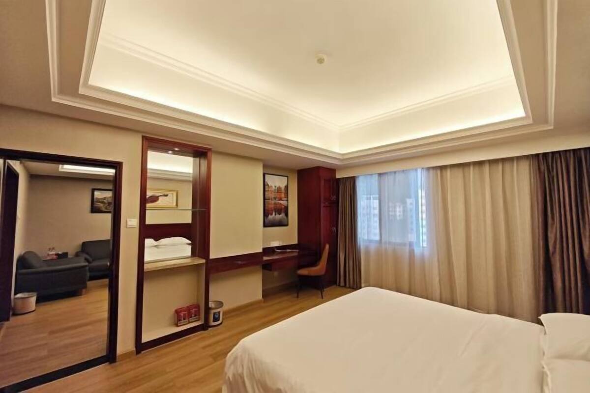Minibar, brankas, dan jam alarm
