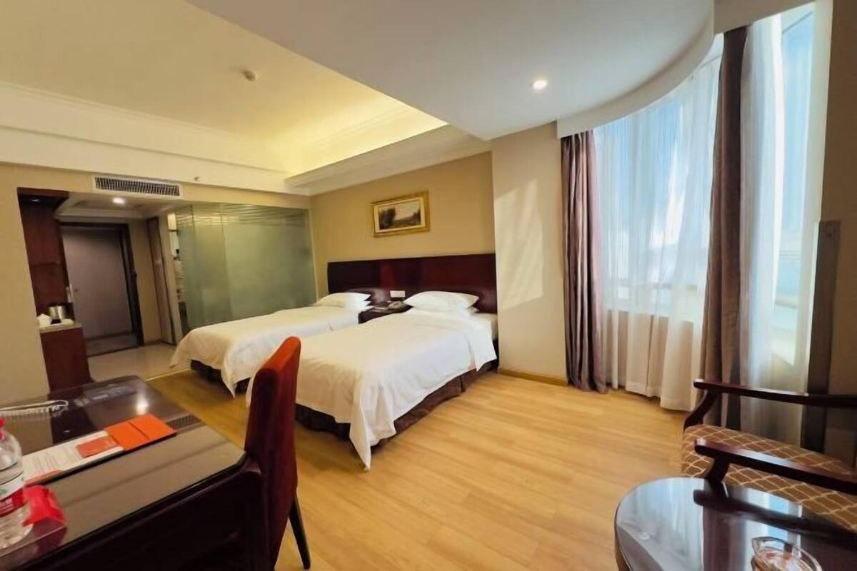 Minibar, in-room safe, alarm clocks