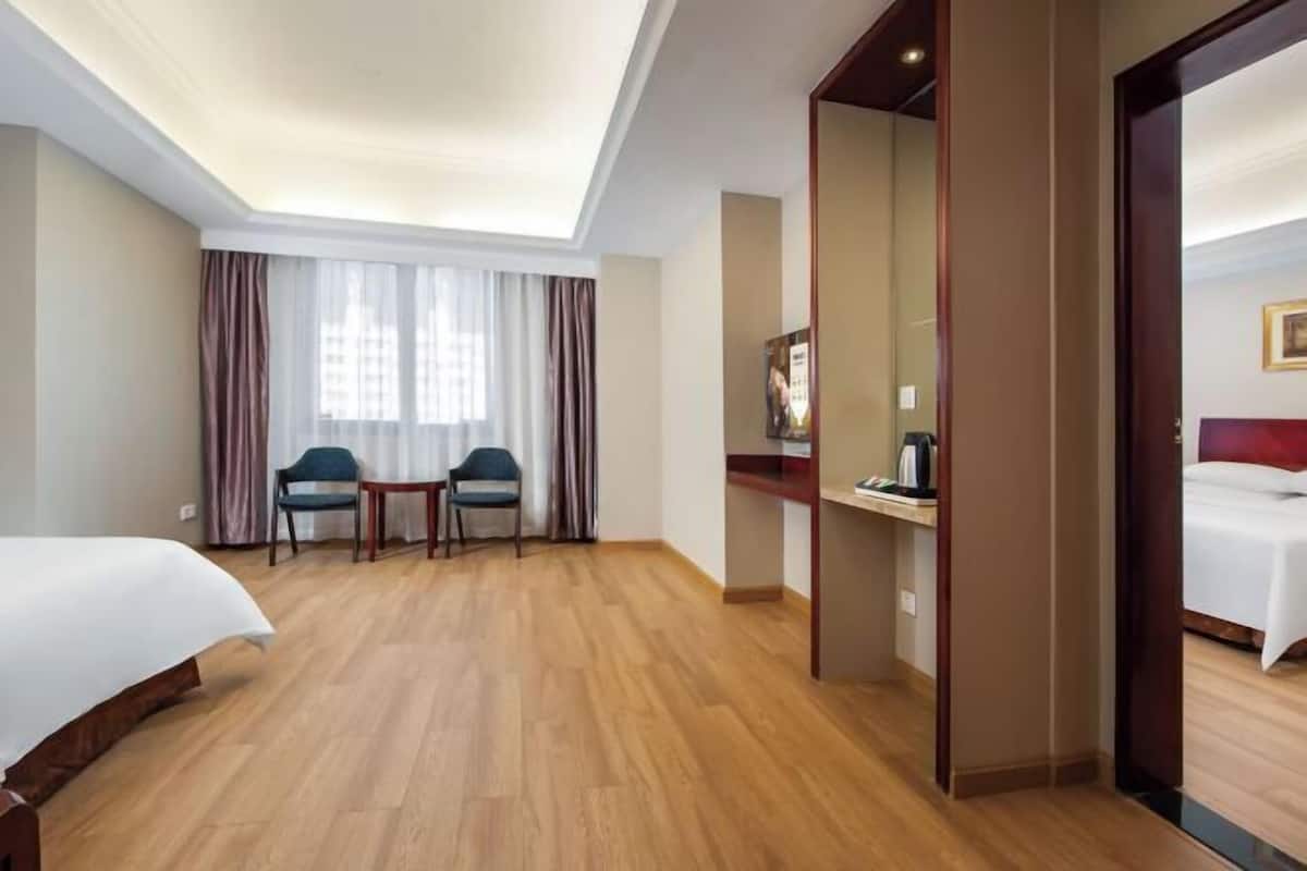 Minibar, brankas, dan jam alarm