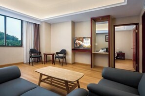 Minibar, caja de seguridad en la habitación y despertador