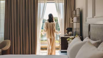 Bộ đồ giường cao cấp, nệm có lớp đệm bông, minibar