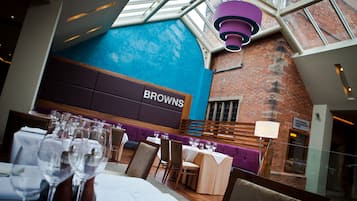 2 restaurants servant le petit déjeuner, spécialités Cuisine anglaise