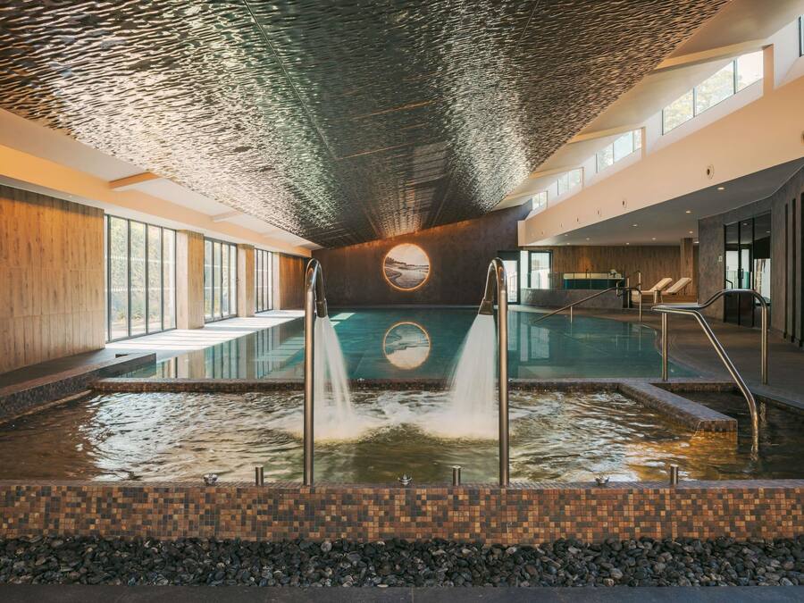 Couples treatment room(s), sauna, hot tub, steam room