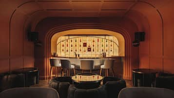 3 bars/lounges