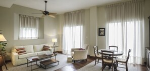 Apartment, 1 Queen Bed with Sofa bed, Non Smoking, Kitchen | Living area