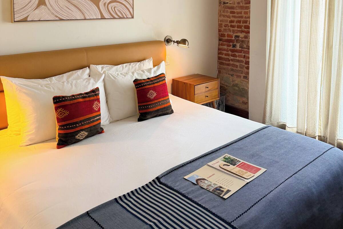 Standard Studio, 1 Queen Bed | Premium bedding, in-room safe, laptop workspace, blackout drapes