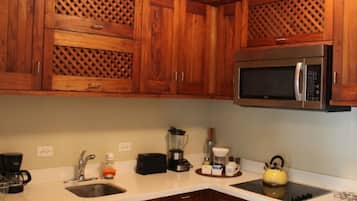 Departamento, 1 cama Queen size y sofá cama, para no fumadores, cocina | Cocina privada | Refrigerador, microondas, parrilla de estufa y cafetera y tetera