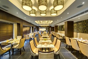 2 restaurantes; se sirve desayuno, almuerzo y cena; cocina asiática