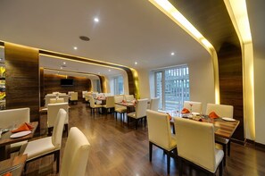 2 间餐厅，供应早餐、午餐和晚餐，亚洲菜