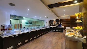 2 间餐厅,供应早餐、午餐和晚餐,亚洲菜