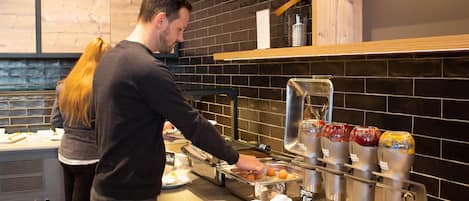 Café da manhã com buffet todos os dias mediante uma taxa
