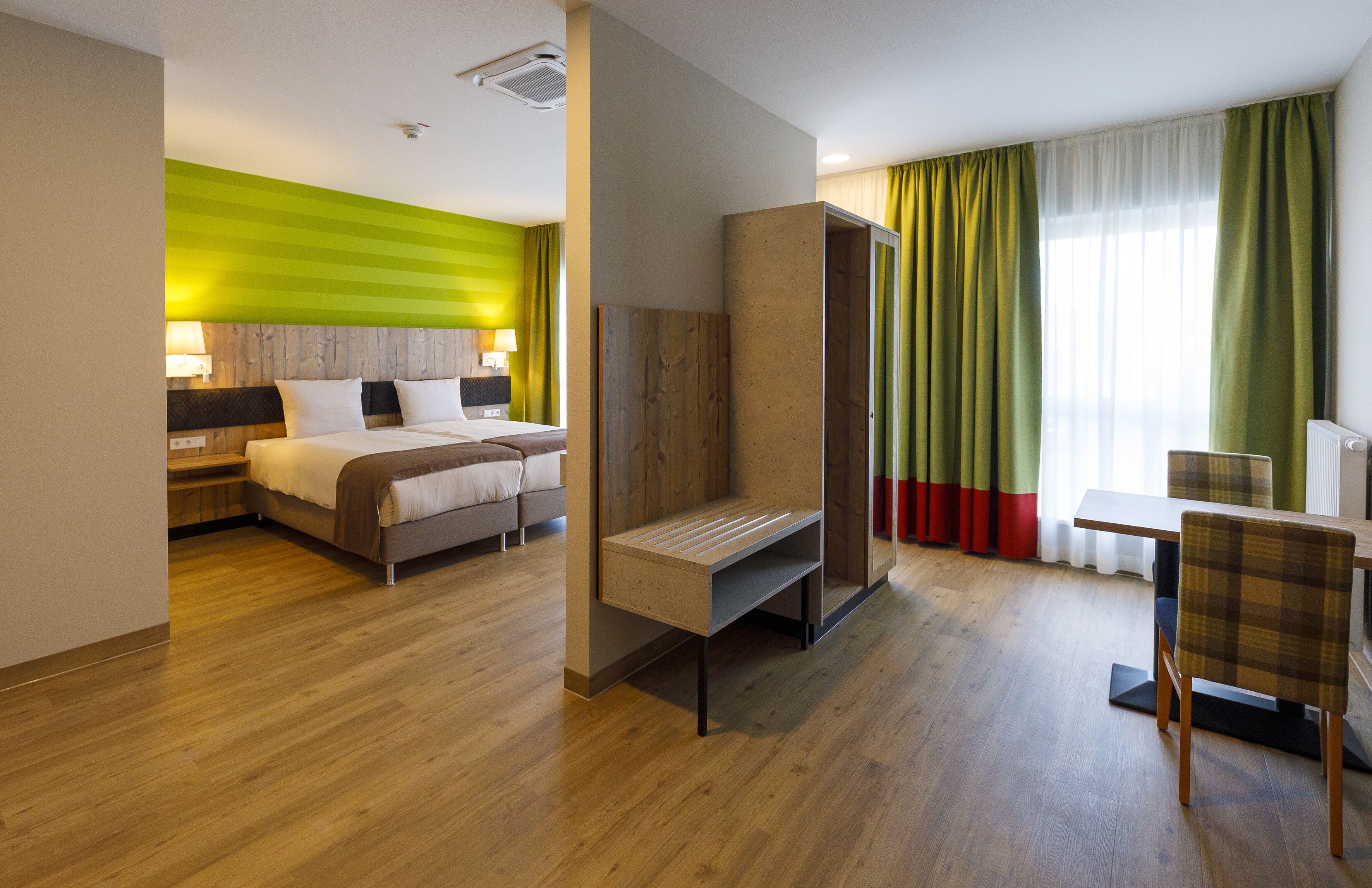 デラックス アパートメント | 低刺激性寝具、羽毛の掛け布団、ピロートップベッド、デスク