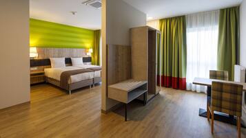 Deluxe Apartment | Hypo-allergenic bedding, down comforters, pillowtop beds, desk